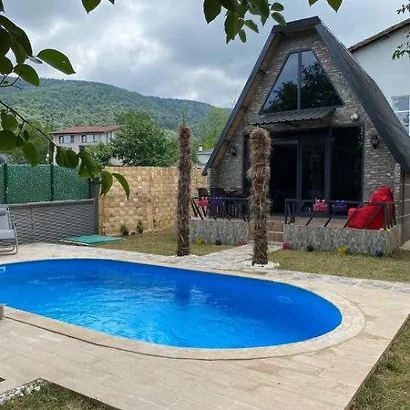 Casa vacanze Sleek Bungalow With Heated Pool Near